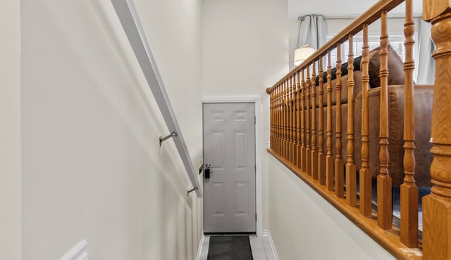 Charming Chelsea Suite in St.Catharines