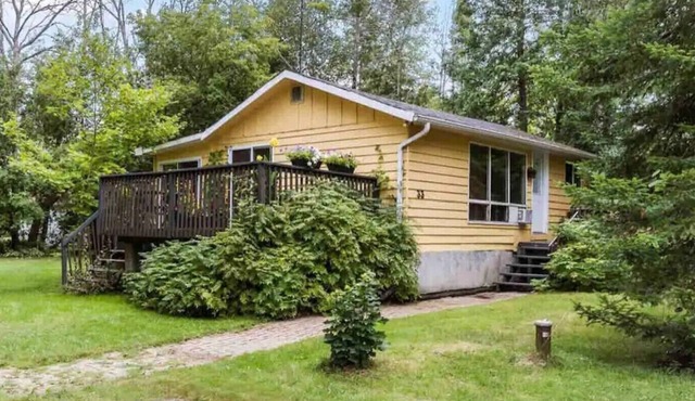 Charming Cottage 2 min walk from a private beach on Georgian Bay