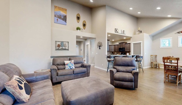 Charming Home with a Private Hot Tub, SHARC Passes, Fast WiFi, and Central AC in Sunriver
