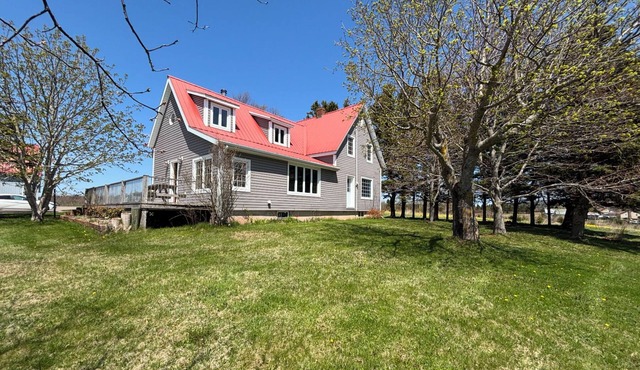 Charming Oceanview Farmhouse Close to Canoe Cove Beach & Victoria-by-the-Sea