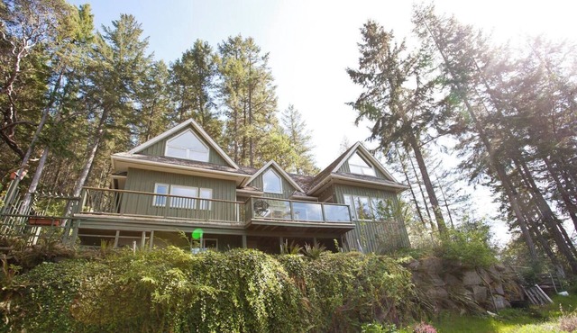 Charming Ocean View Cottage with Private Sauna & Hot Tub