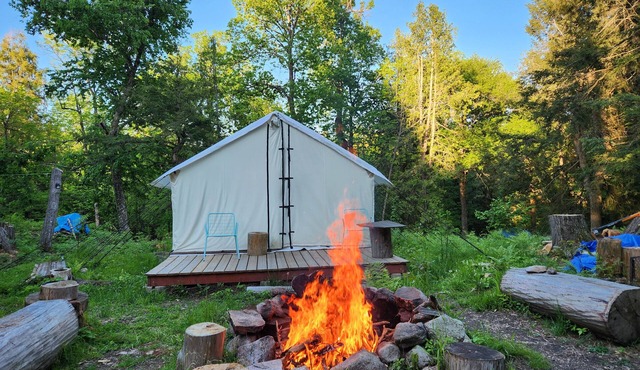 Charming Tent with Outdoor Kitchen and Outhouse, 30min drive to North Bay.