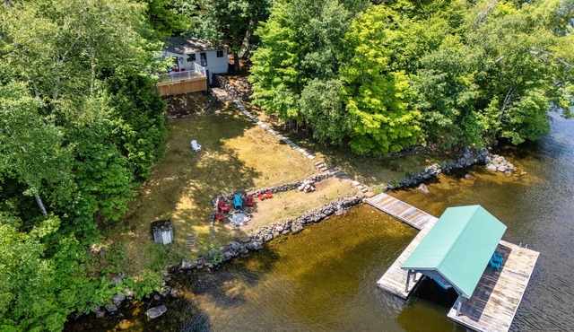 Charming Waterfront Cottage in Muskoka, Pedal Boat, Firepit, A-Frame Bunkie