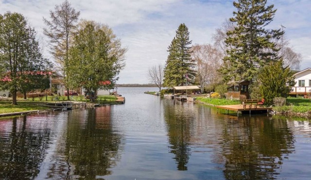 Charming with Modern Amenities, 3 brdms Waterfront, Flexible Rentals