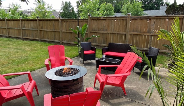 Chateau Vino - newly renovated home in the heart of NOTL wine country!