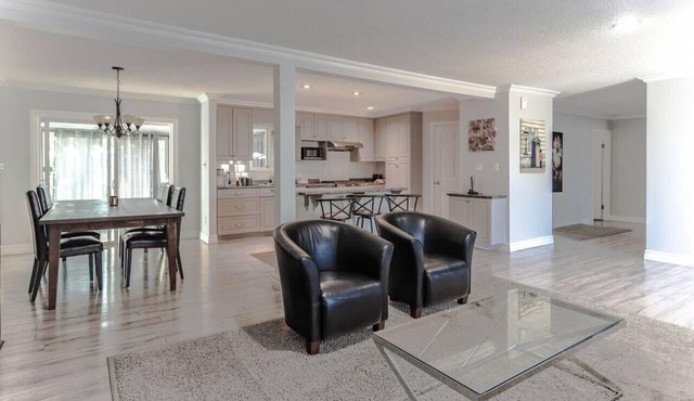 Cheerful 3 Bedroom main floor.