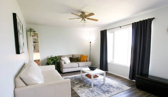 Cheerful 3 Bedroom Main Floor Private Suite Near Waterton