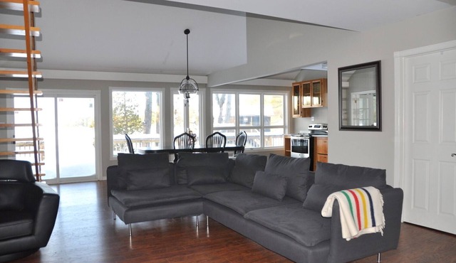 Cheerful 3Bed Muskoka Lakeside Cottage