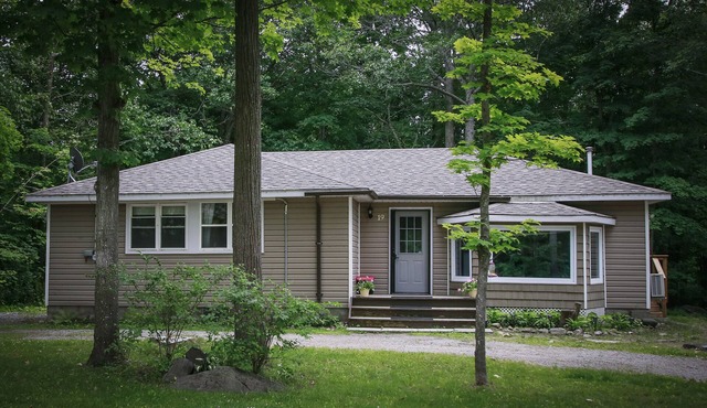 Cheerful 4-bedroom cottage in nature setting