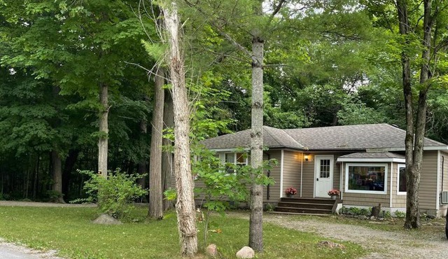 Cheerful 4-bedroom cottage in nature setting