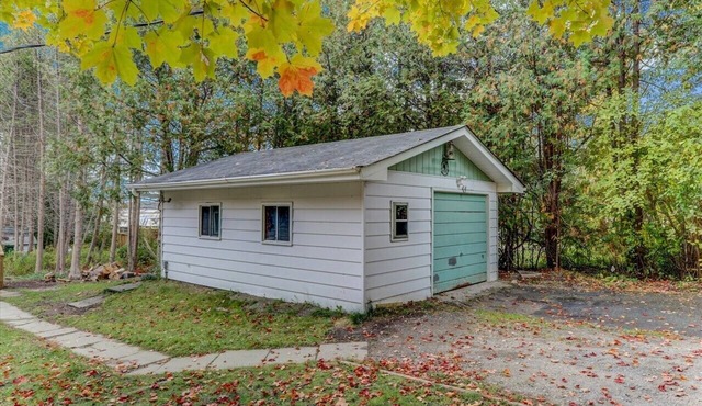 Cheerful Lakefront 3 Bedroom Cottage with Firepit