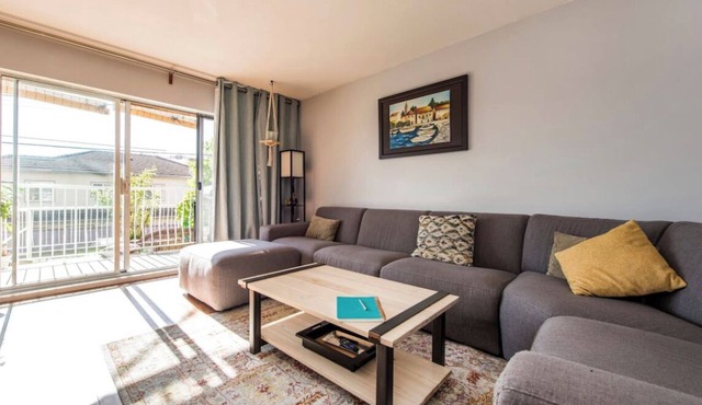 Cheery bright condo with garden space in lively neighborhood
