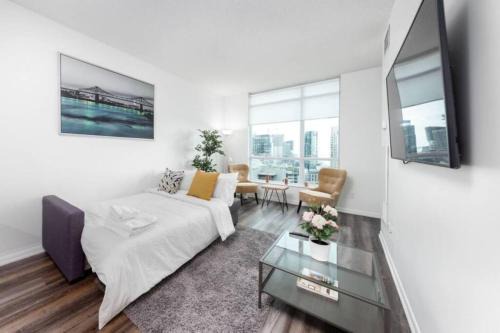 Chic 1BR Condo Lake and City Views plus Free Parking