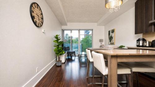 Chic 1BR Suite - Harbourfront Nearby