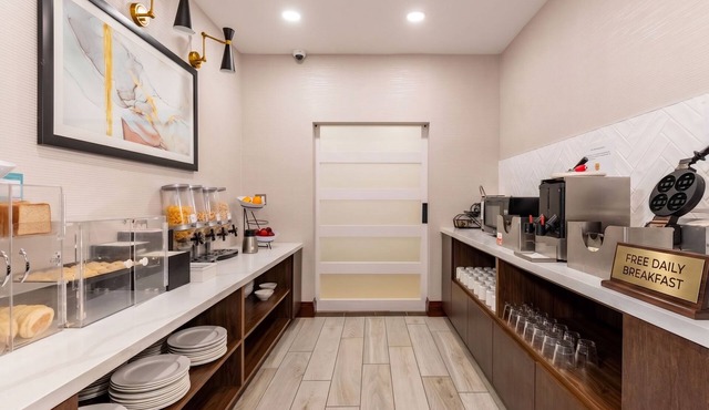 Chic 1BR Suite w/Kitchen | Pool & Hot Breakfast