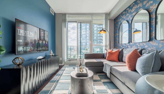 Chic Fort York Haven Lake Views & City Pulse