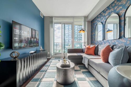 Chic Fort York Haven Lake Views & City Pulse
