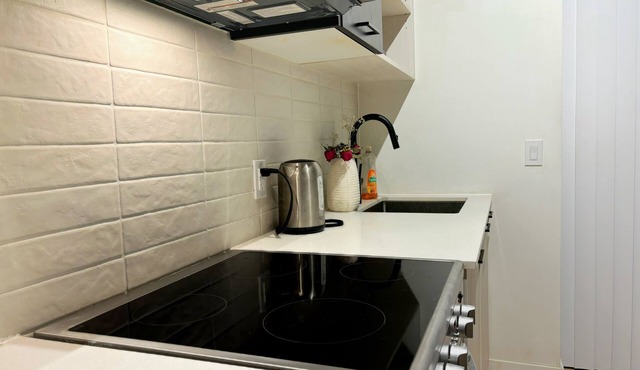 Chic & Modern Condo in Midtown Toronto | Prime Location. Monthly Rental