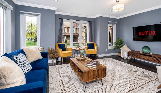Chic Spacious 3BR Renovated House Central Markham