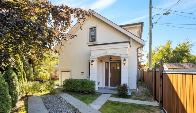 ChicVilla New 3 bedrooms 2 baths private yard 8 min walk to Langara Canadaline