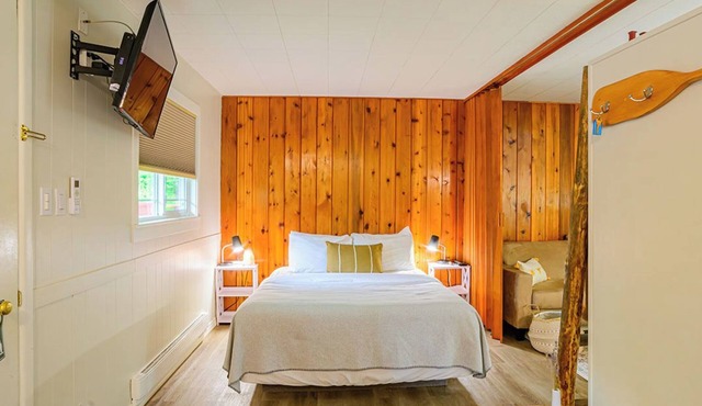 Christina Lake Rustic & Roomy, Sleeps 4, Private Terrace -Beaches, Golf, Fishing