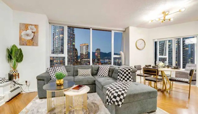 City Outside, Serenity Inside! Walk to Attractions