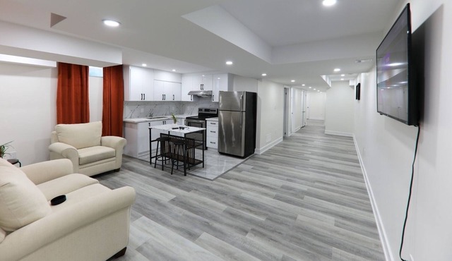Clean & Cozy Home Near Downtown