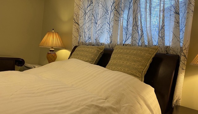 Clean safe double bedroom, comfy bed, keyless entry, no stairs, on bus routes