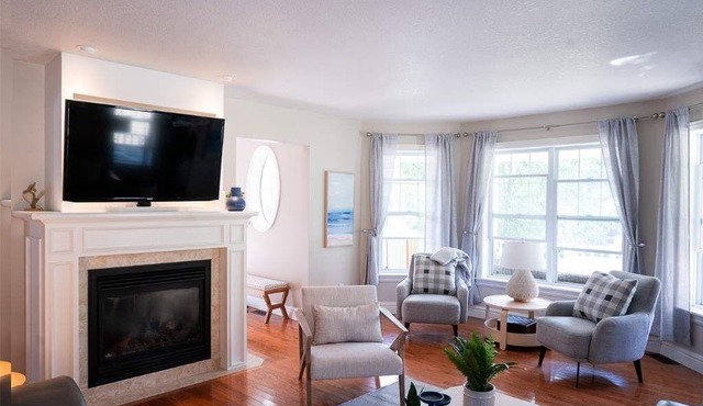 Coastal Vibe Cottage, sleeps 10, 9 beds, 7-minute walk to beach & town