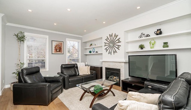 Comfortable and Modern Rowhouse Perfect for BC Escapade, air conditioned