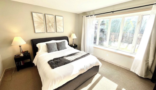 Comfortable + Cozy Vancouver House w/2 Parking Close to Restaurants and Parks