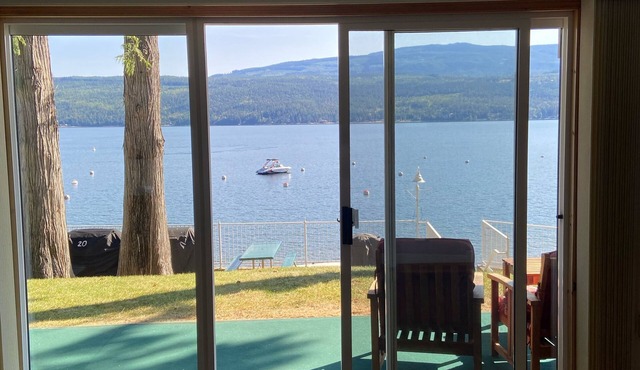 Condo on the Shuswap lake! Nice 2 bedr 1 bth condo, waterfront and Boat tie!