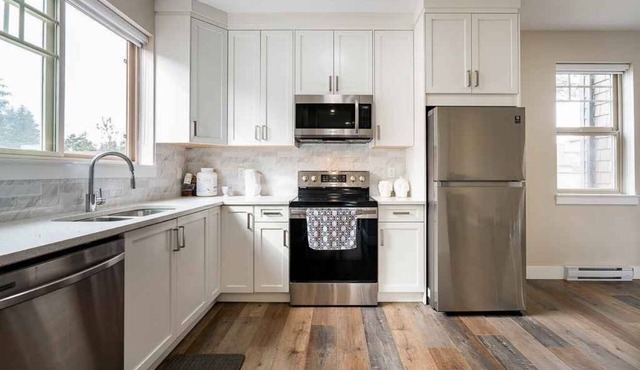 Contemporary 3 Beds and 2.5 Bath close to fraser valley university, shops etc