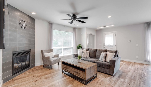 Contemporary & Comfy 2-Bedroom Unit; Byron Village