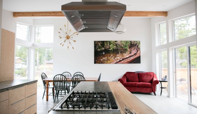 Contemporary harbour-view fishing lodge, steps from the dock & downtown Tofino