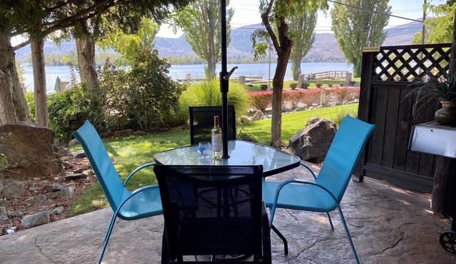 Corner lakefront townhouse, perfect for Snowbirds, golfing, & wine touring