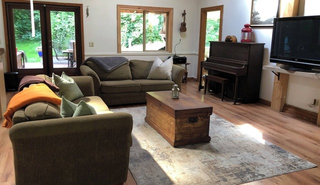 Cortes Country Home - 5 bedroom home in Whaletown near the ferry
