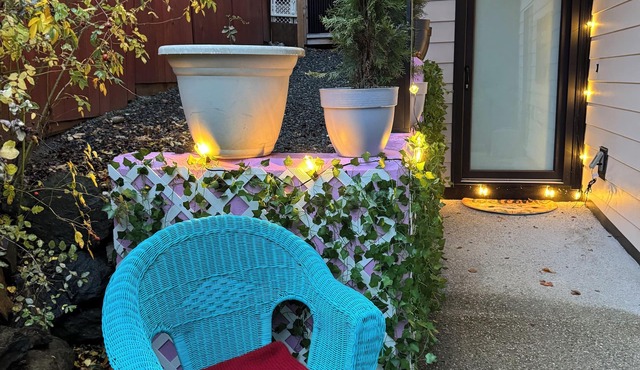 Cosy dog friendly 1 bedroom. 5 minutes from ocean, 20 minutes downtown Victoria
