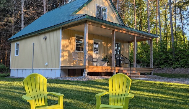 Cosy on-farm Cottage near Hardwood Lake. Fire pit, hiking trails, Beach nearby