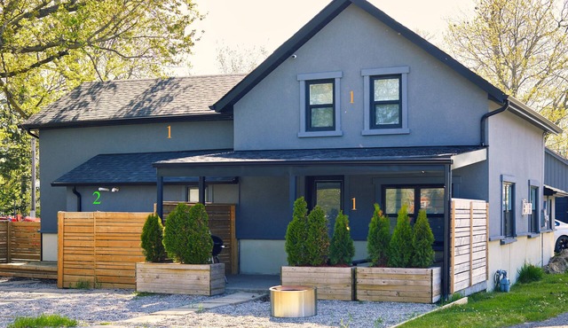 Cottage 1: Charming Cottage Steps from the Lake