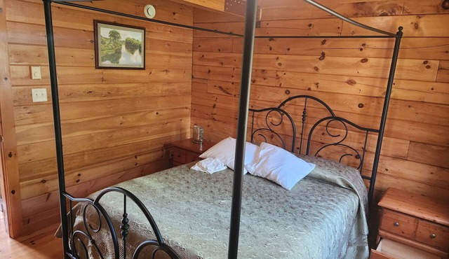 Cottage #1 in a quiet nature setting. 10 minute drive from North Sydney.