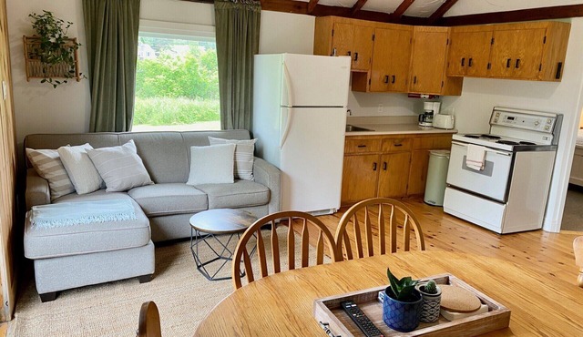 Cottage #2 - 2 bedroom - family & pet friendly!