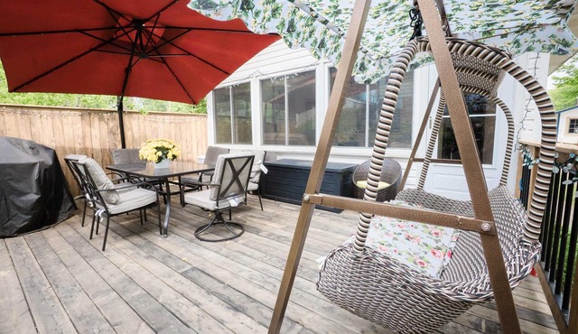 Cottage Beside Crystal Beach - 3BR & BBQ!