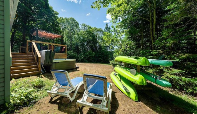 Cottage Binx Bracebridge | Large hot tube and outdoor movies on lake Muskoka