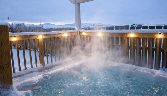 Cottage in the Country-Only 30 min. from Waterton! Sleeps 6 + Private Hot Tub!