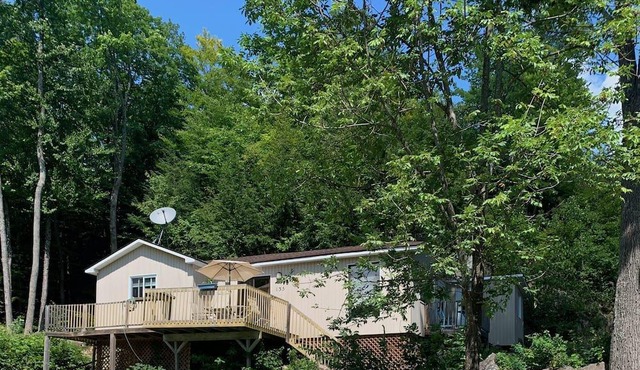 Cottage on a Private Lake, 30 min from Downtown Ottawa