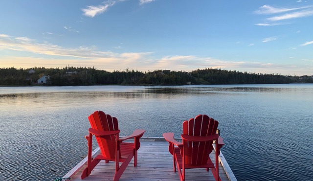 Cottage on the pond with hot tub -fully outfitted and excellent family get-away.