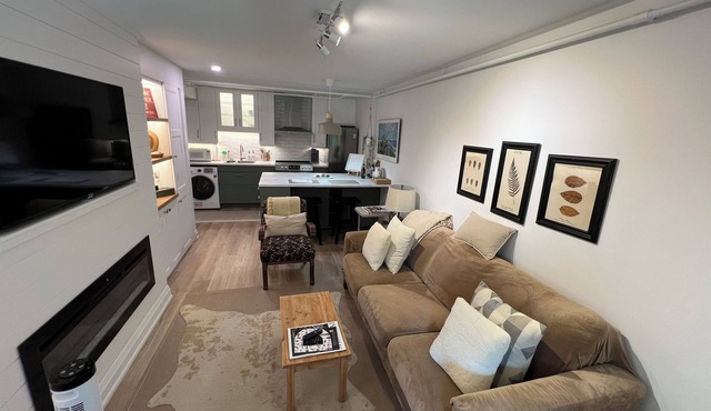 Country-Soul, Town-Heart Haven: Walk to Cafes, Mins to Premium Spas & PGA Golf