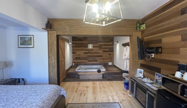Country Suite - Private HotTub, KingBd, Downtown
