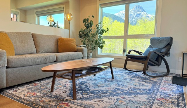 Couple's Hideaway + Private Patio + Pool + Bike Storage + Parking Garage